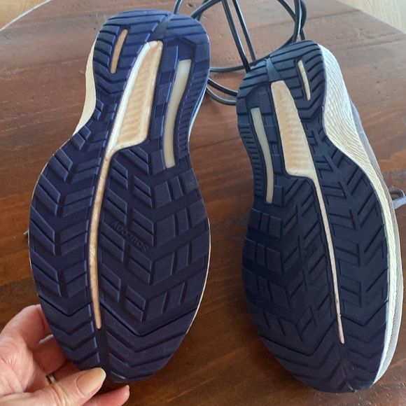 NWOT, Saucany,  Hurricane 23 shoes. - Picture 3 of 12